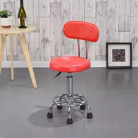 Большие черные ногти в красной воде