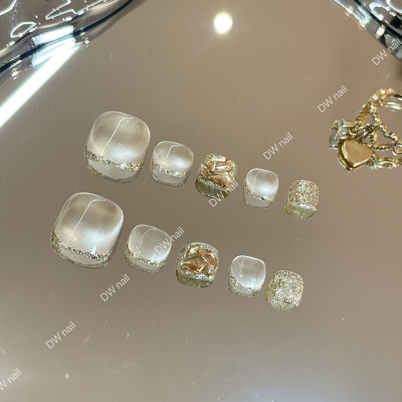 [Dw Light Luxury Nail] Shake Light. Toenails. Showing White Feet, High-End Niche Wearable Manicure, Fake Nails