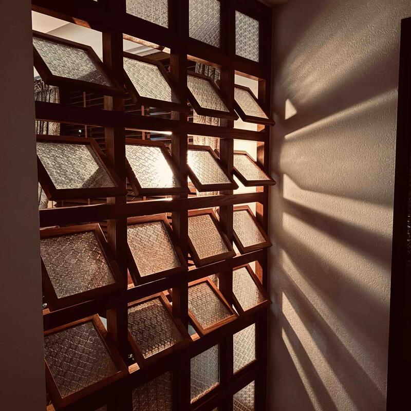 2025 Xiaohongshu Trending Rotatable Lattice Screen French-Style Glass Entrance Partition with a Vintage and High-End Feel for Privacy