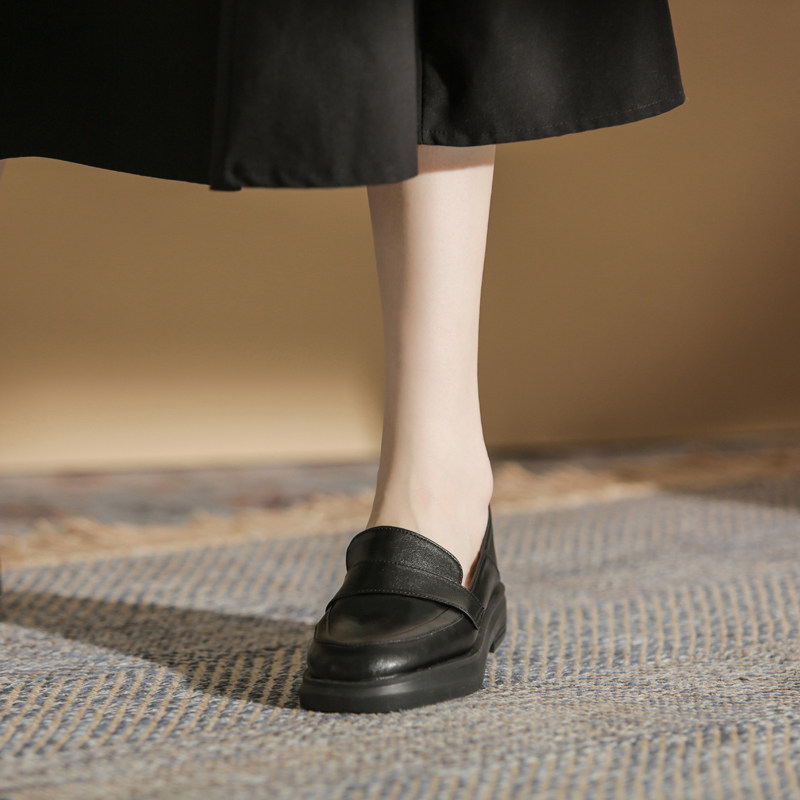Leather small leather shoes women's 2022 autumn and winter new British style loafers women's all-match one pedal soft sole shoes women