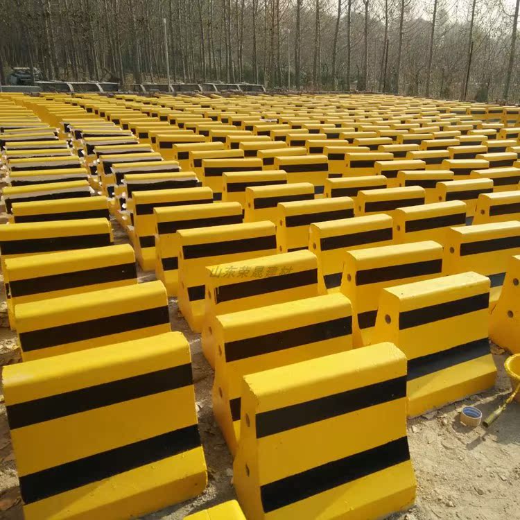 Cement isolation pier traffic facilities Jinan cement mound manufacturer 50 * 50 yellow black isolated pier anti-collision guard rail