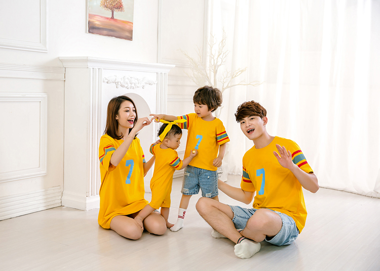 Cha mẹ cho con mặc áo ba lỗ ngắn gia đình cộng với phân bón để tăng Hàn Quốc size lớn cho bé mặc áo thun rộng bé mùa hè Hàn Quốc shop quần áo trẻ em