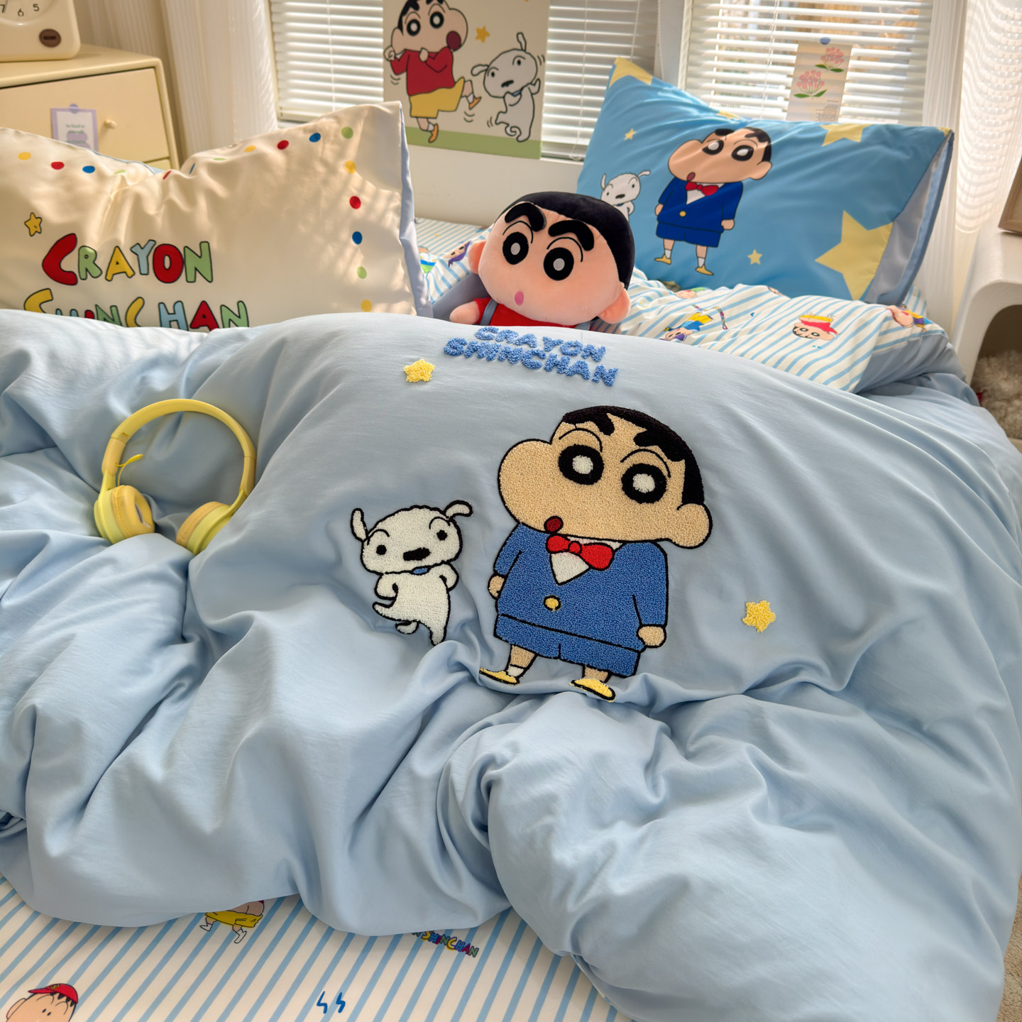 クレヨンしんちゃん アニメ柄 子供用 純綿タオル 刺繍入り 4点セット寝具セット、綿100％ ベッドシーツ、掛け布団カバー、学生寮用 3点セット