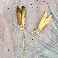 Золотые перья установлены только