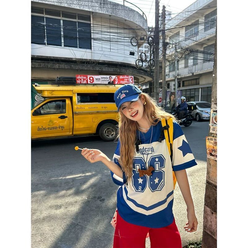 Eye-Catching Street Style American V-Neck Color-Block Printed Jersey for Women, Summer Loose Fit Versatile Casual Slimming Niche Top Trendy Eye-Catching Street Style American V-Neck Color-Block Printed Jersey for Women, Summer Loose Fit Versatile Casual Slimming Niche Top Trendy