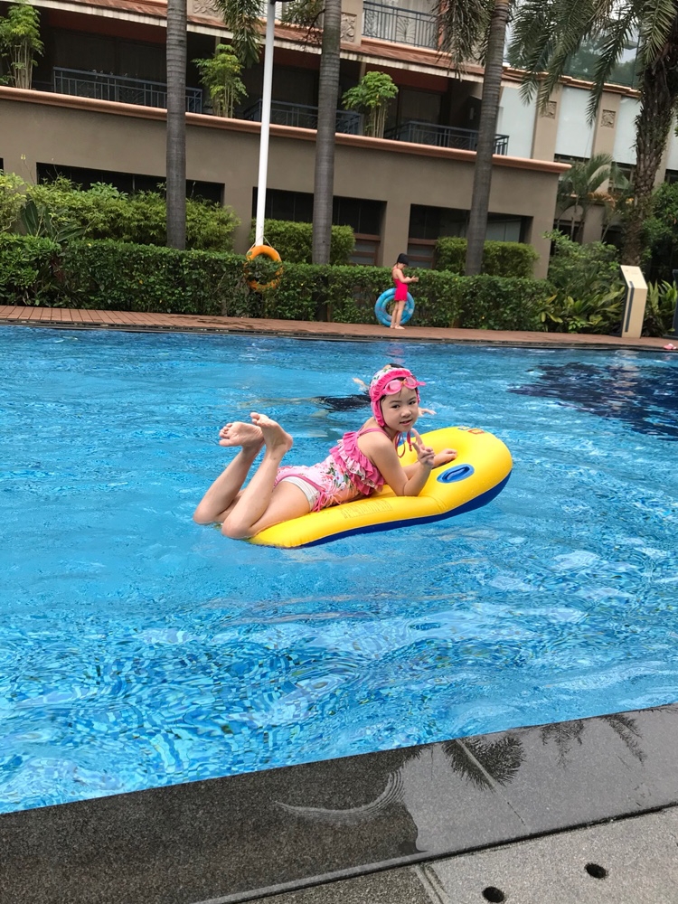 Thickened children's surfboard Swimming water ski board Water inflatable floating bed Child with handle boat Water toy boat