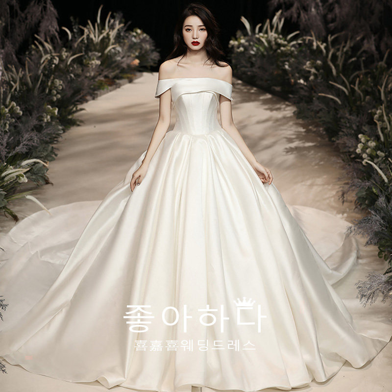 Satin light wedding dress 2021 new bride atmosphere simple French 2020 small one-shoulder main yarn big tail