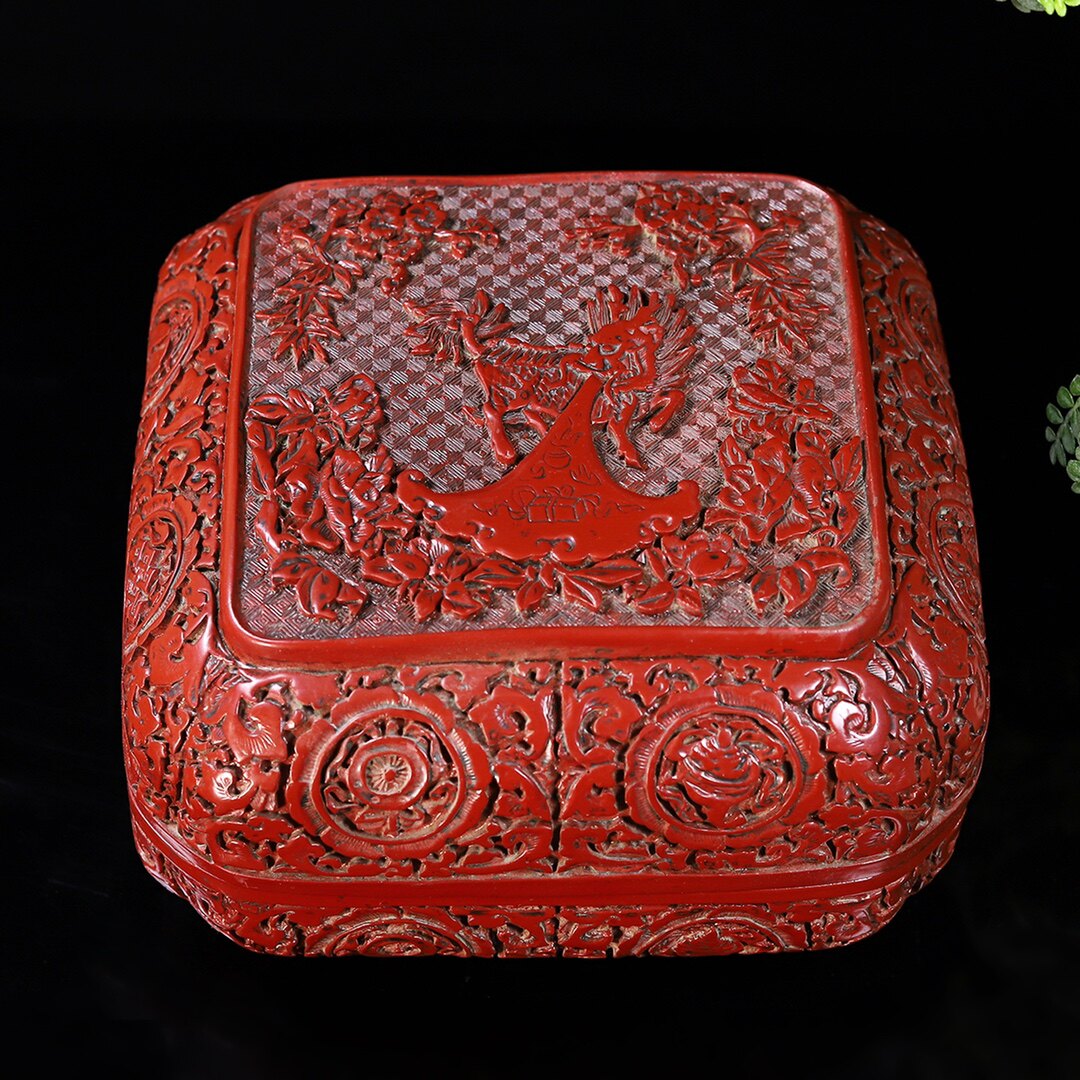 Treasured and red lacquered ware Kirin sends book pattern square containing box Veneered box Treasure Box Pendulum