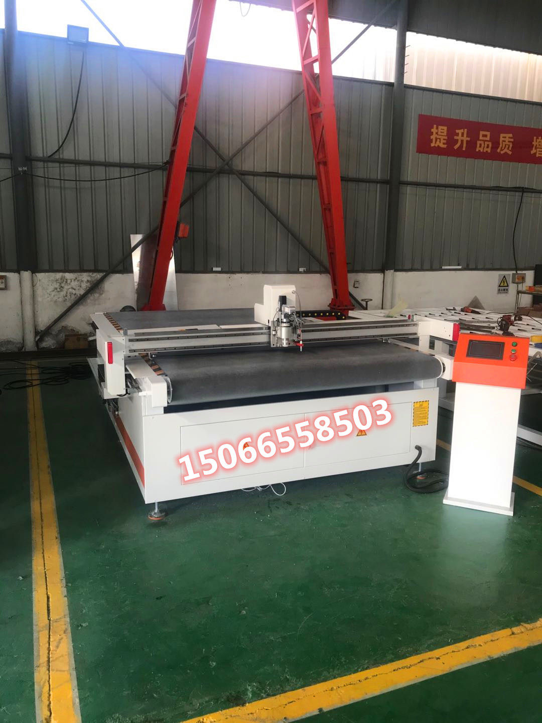 Large surround car mat cutting and cutting machine high-speed vibration knife cutting machine feeding version