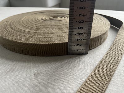 The thickened webbing is khaki pure cotton webbing, about 2.5 centimeters thick and 2 millimeters thick