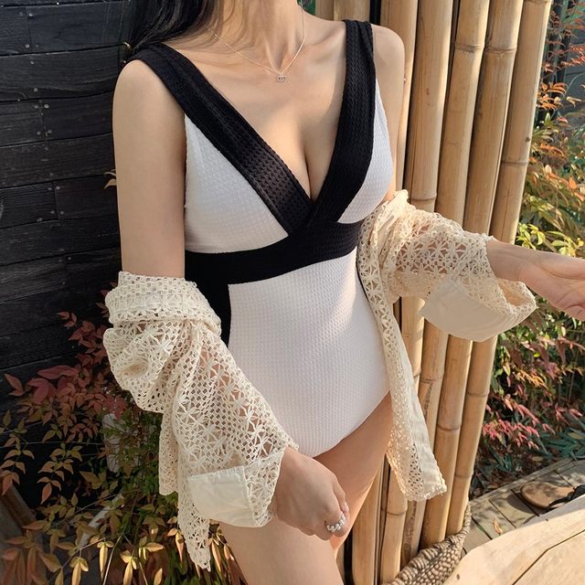 Swimsuit women's 2022 new black and white one-piece sexy gathered conservative girl Xiaoxiang wind cover belly slimming hot spring swimsuit