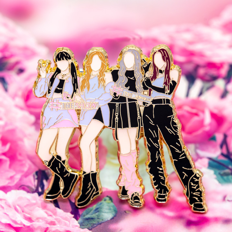 aespa around Savage with the same metal badge album Winter Zhi Minning Yizhuo GISELLE