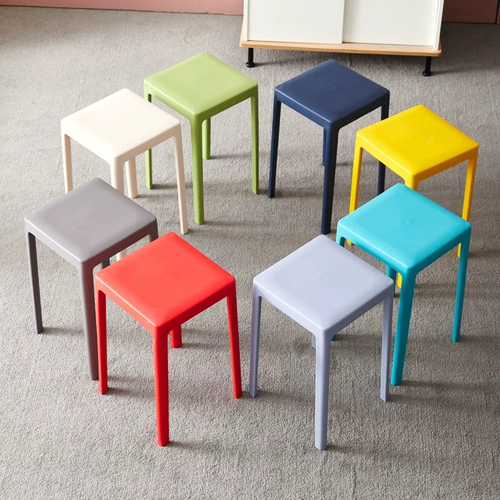 Пластиковый табурет сгущенным домашним минималистским минималистским гостиным столовой