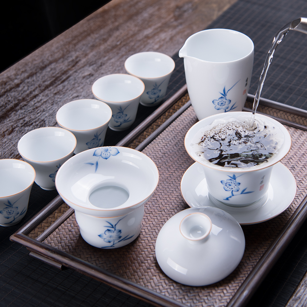 Jingdezhen ceramic tureen tea cups suit white porcelain blue and white porcelain tea set a small set of home sitting room of a complete set of kung fu