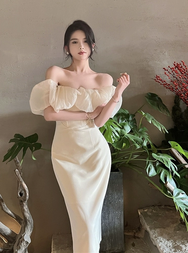 Свадебное платье, изысканный стиль, открытые плечи