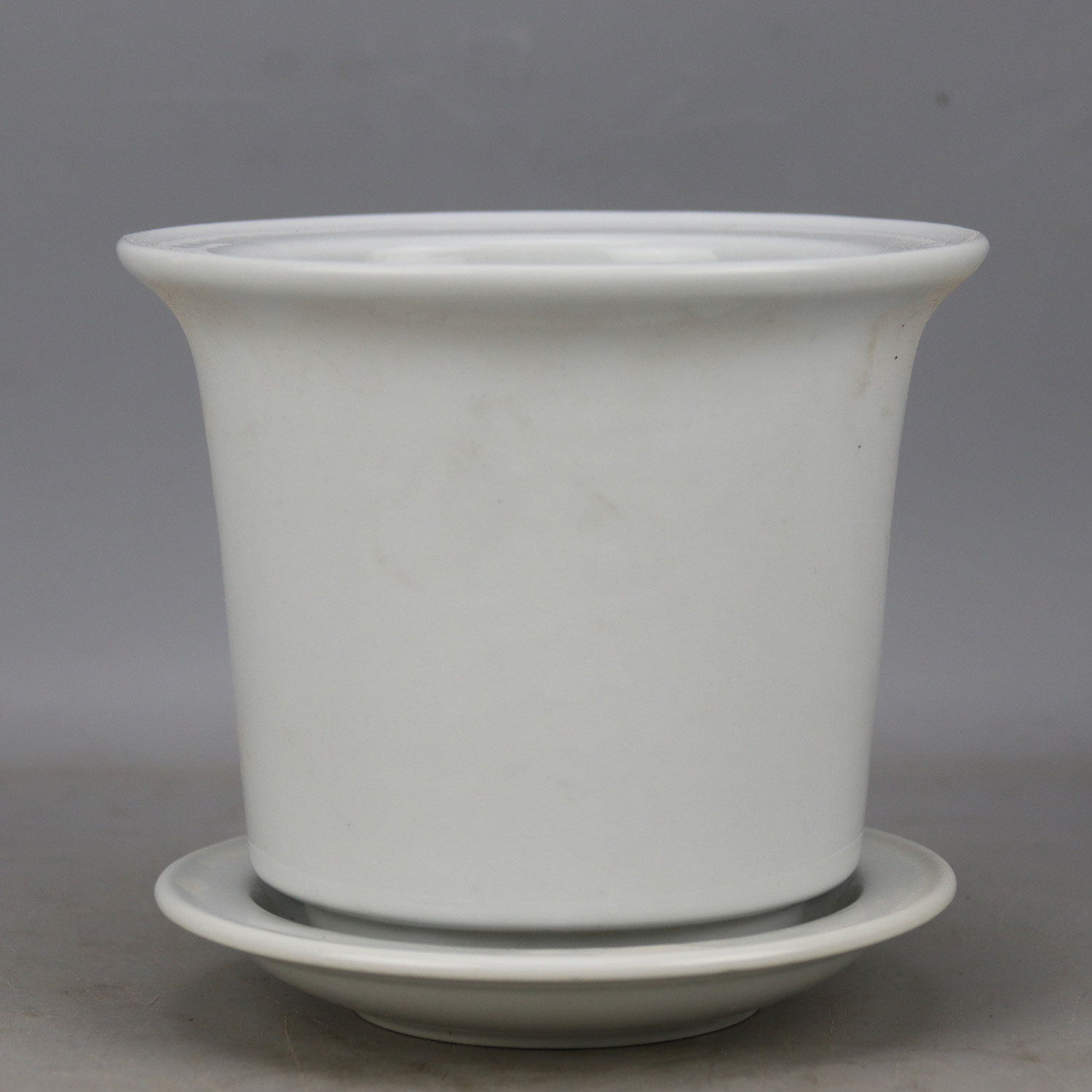 Retro style white tyre round with a set of antique antique paleoan corn ceramic pot
