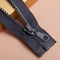 Темно-серый длиной 70 см, 10 полосок.