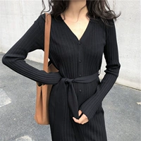 Черное платье на пуговицах с V-образным вырезом