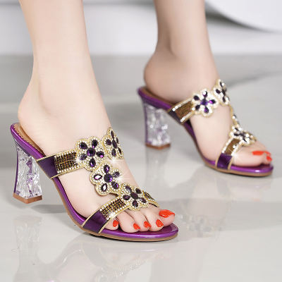Genuine leather rhinestone flip-flops are fashionable summer outerwear for women. High-heeled women's shoes and flower-crystal chunk-heeled women's sandals are not tiring to the feet