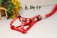 Красные отпечатки рук и ног