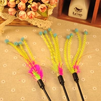 Короткие куриные перья дразнят кошачьи палочки