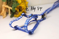 Синие отпечатки рук и ног