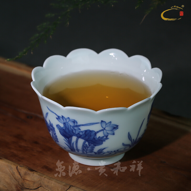 Guests pantone auspicious fight scene lotus cup sample tea cup of blue and white porcelain single CPU hand - made white porcelain keller cup host