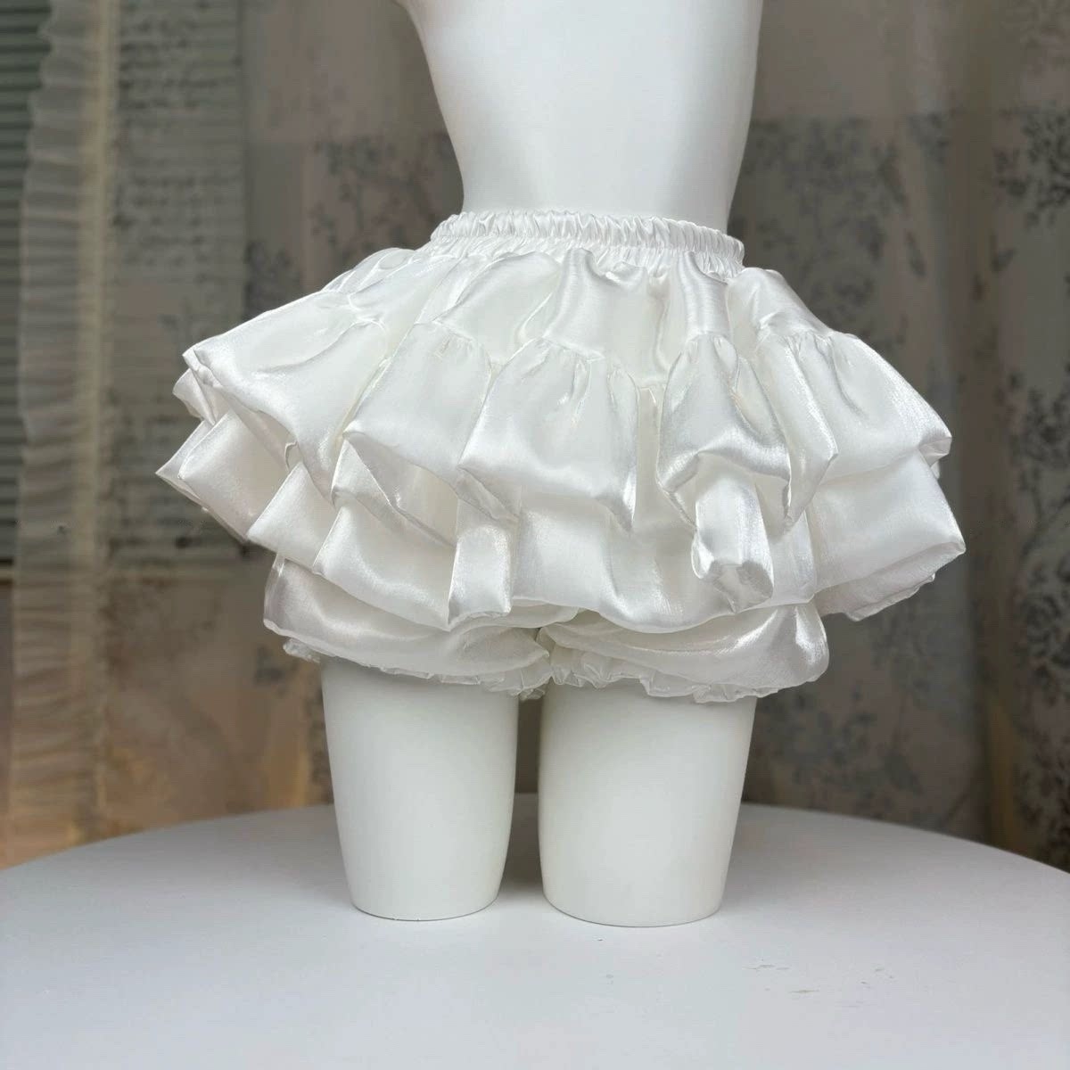 バレエ風の白い多層ケーキスカート、ウエストゴム、ミニスカート、スリムに見える、日本の甘いチュチュスカート、万能ミディスカート