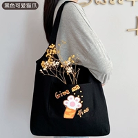 Небольшая версия черной милой кошки лапы