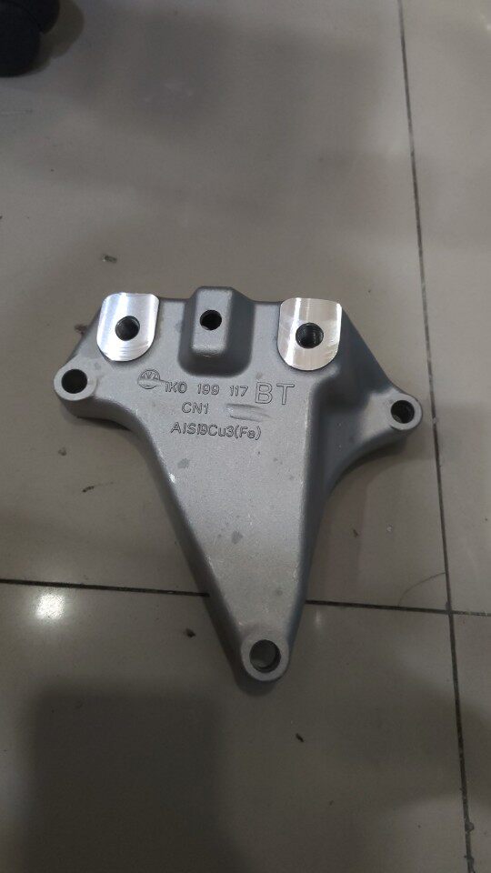 Suitable for new Passat Touran Sagitar Magotan gearbox bracket bracket support wave box bracket 117bt