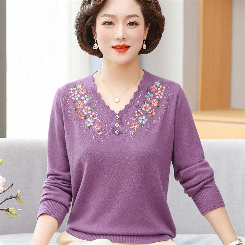 Middle-Aged and Elderly Women's Thin Woolen Sweater, Fashionable Embroidered New T-Shirt, Spring and Autumn Knitted Base Shirt, Mother's Top