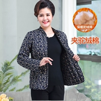 Классические дамы могут носить маленькие хлопчатобумажные куртки снаружи