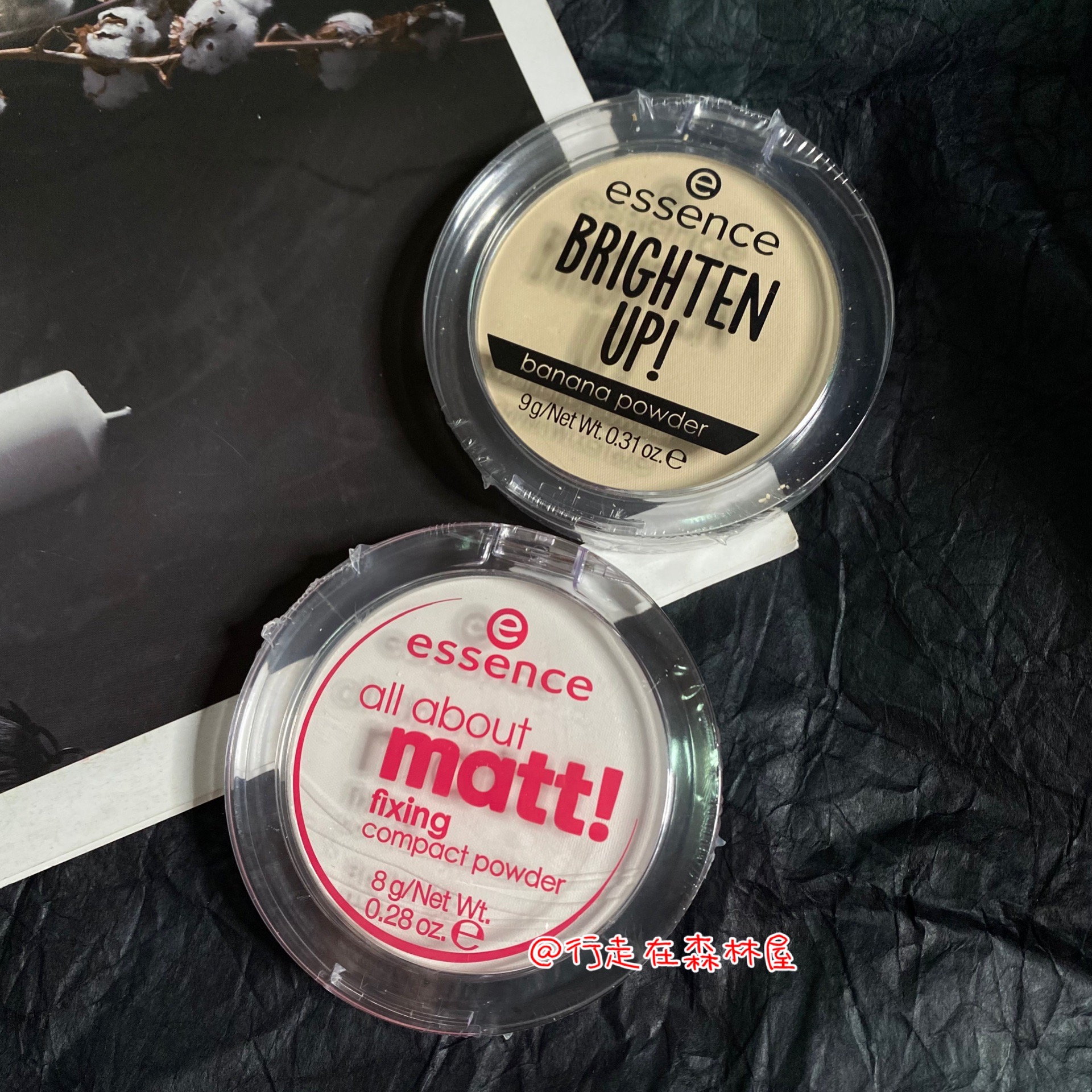 A second of soft - focal Taiwan purchases German Essence Banana Cake semi - translucent matte oil control brightens makeup pie