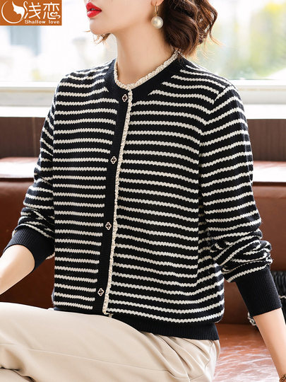 妈妈春秋装洋气薄款打底衫中年女装新款中老年时尚条纹针织上衣服