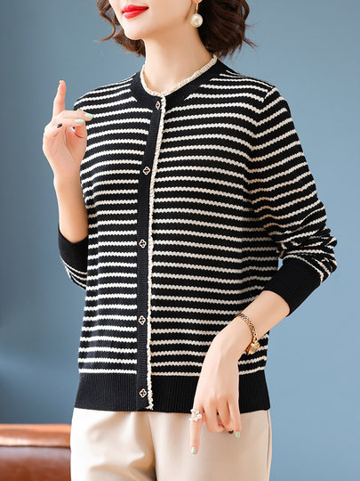 妈妈春秋装洋气薄款打底衫中年女装新款中老年时尚条纹针织上衣服