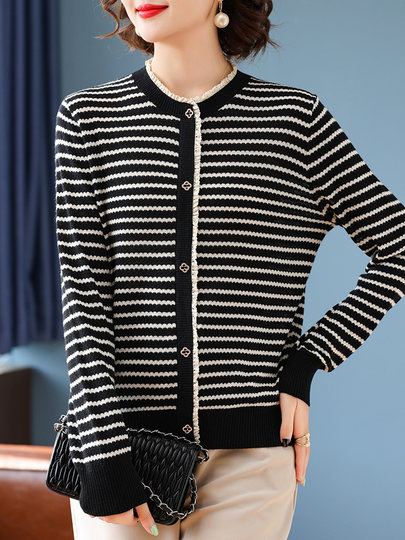 妈妈春秋装洋气薄款打底衫中年女装新款中老年时尚条纹针织上衣服