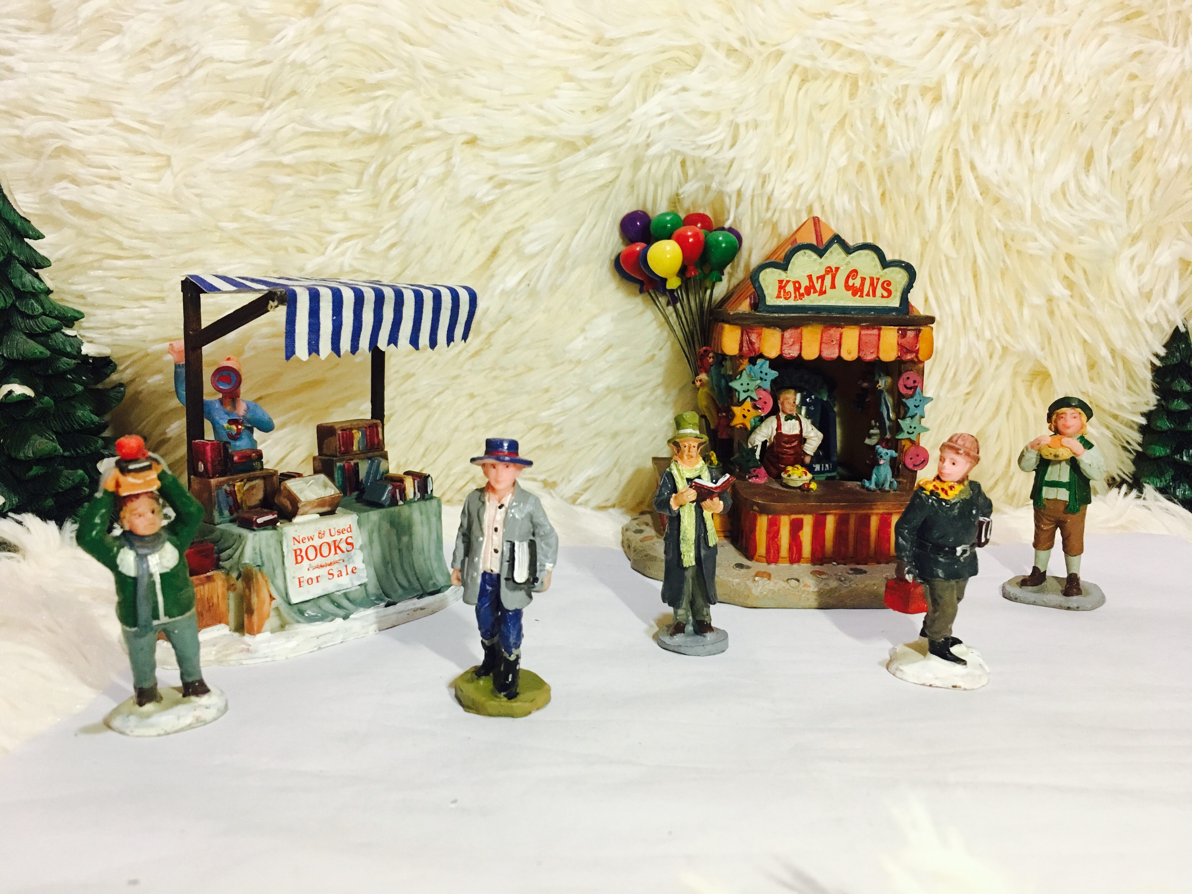 Foreign Trade Export Resin Characters Reading Series Micro-Shrink Street View Christmas Products Sand Tray Model Scene Crafts Small Pendulum