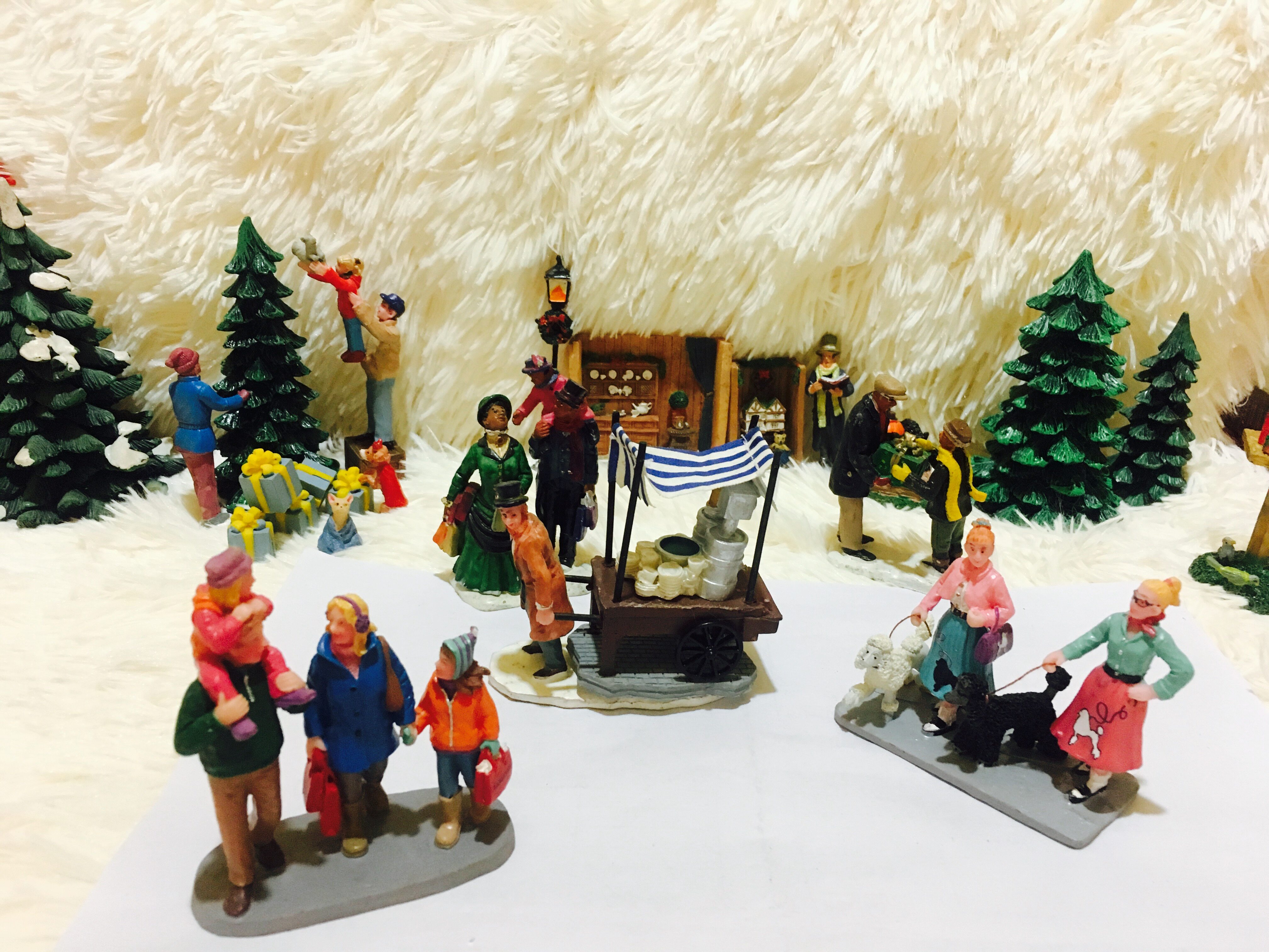 Foreign Trade Europe Town Street View Sand Trays Accessories Retro Passersby Family Scene Resin Biathlon Walking Dog Model Pendulum