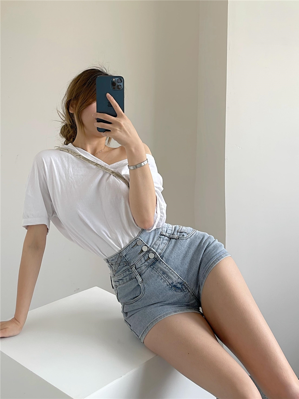 Personality style high waist three-grain button denim shorts female display slim light blue 100 lap retro high bounty thin hot girl hot pants