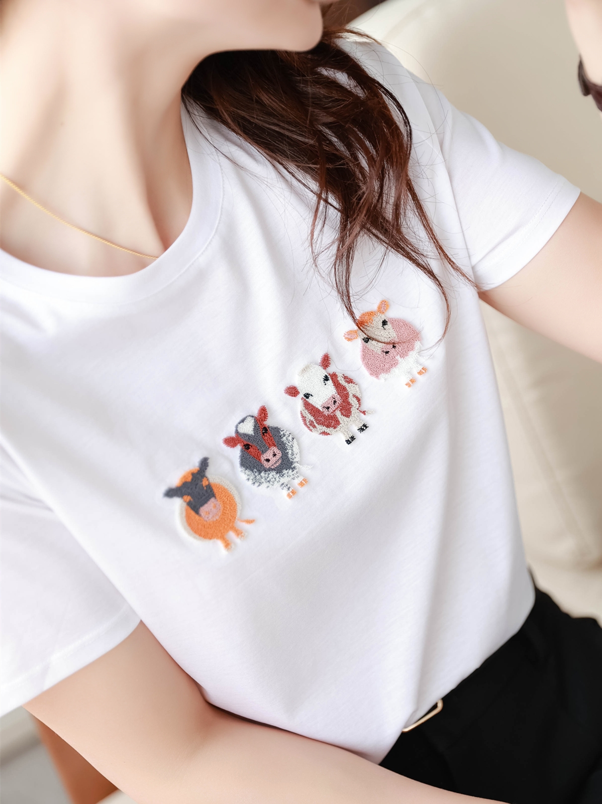 Japanese women's heavy embroidery round neck short-sleeved T-shirt summer new fashion loose and wild solid color cartoon age reduction