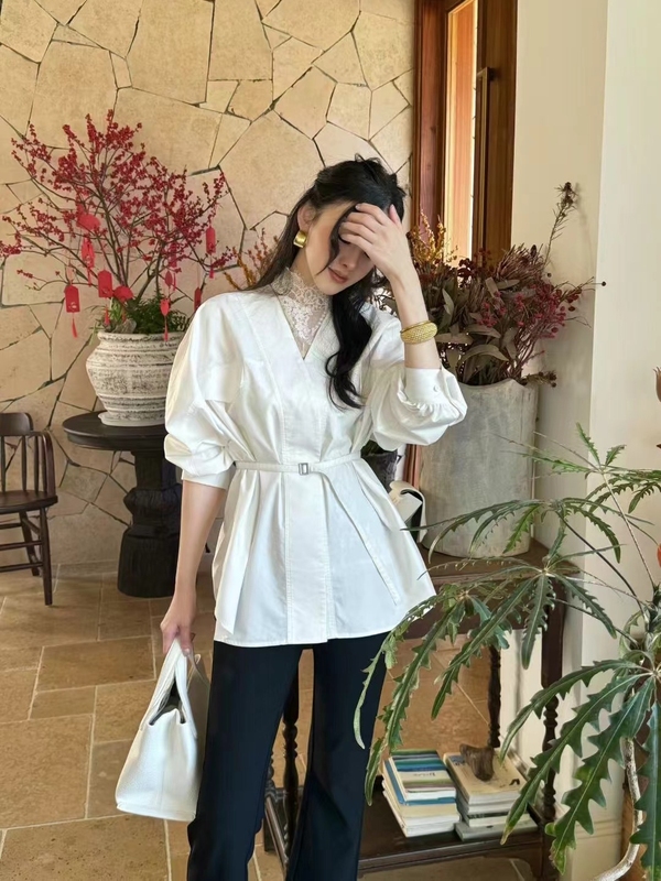 European Station 26 Spring V+.Com New V-Neck Belted Loose Slimming Shirt Paired with a High-Neck Lace Vest Top