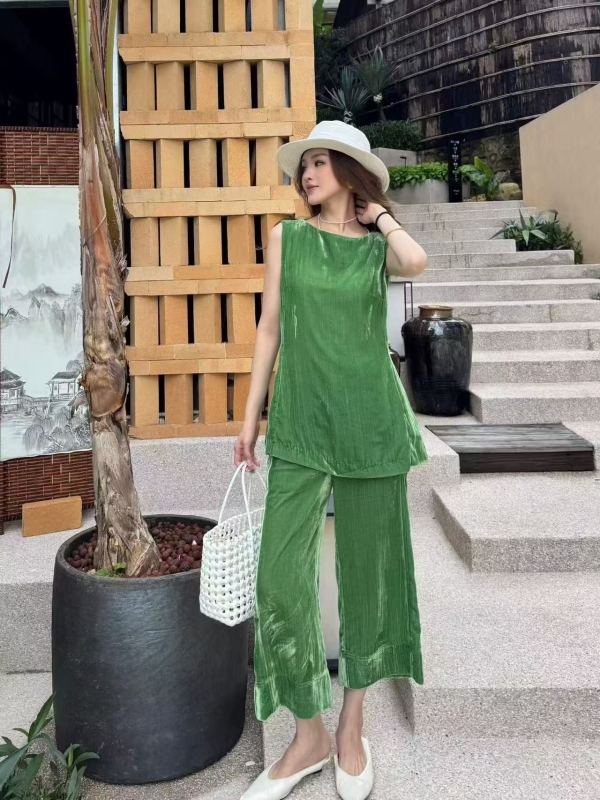 European Station 26 Summer V+.Com New Silk Velvet Vest Wide-Leg Cropped Pants Casual Slimming Two-Piece Set for Women European Station 26 Summer V+.Com New Silk Velvet Vest Wide-Leg Cropped Pants Casual Slimming Two-Piece Set for Women