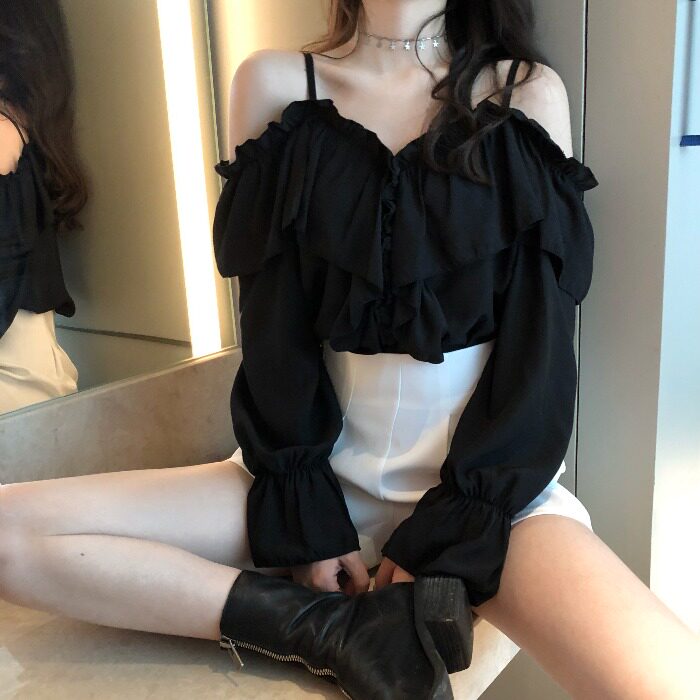 Autumn new sexy exposed shoulder V - lock leaf horn sleeve tops with pure color high waist casual shorts two suits