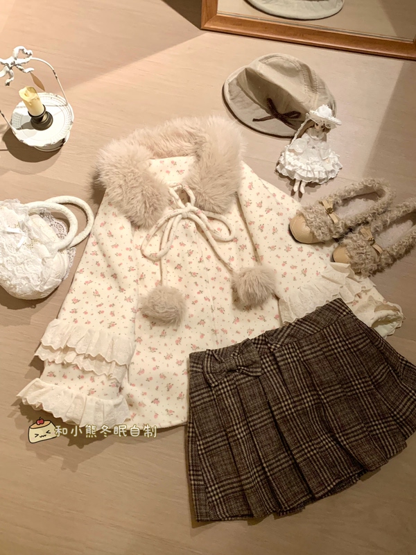 Cute Vintage Floral Plush Cape for Women, Loose-Fitting and Slimming Woolen Coat and Short Skirt for Autumn and Winter