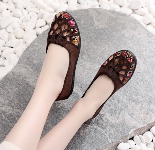 Mùa hè giày vải Bắc Kinh cũ của phụ nữ giày lưới đơn giày đế rỗng chống trượt mềm mại dưới chân mẹ trung niên một đôi dép nữ - Sandal giày quai hậu nữ
