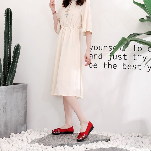 Mùa hè giày vải Bắc Kinh cũ của phụ nữ giày lưới đơn giày đế rỗng chống trượt mềm mại dưới chân mẹ trung niên một đôi dép nữ - Sandal giày quai hậu nữ