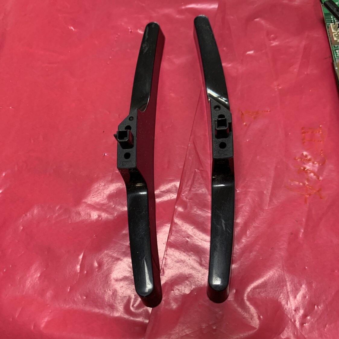 The Samsung TV Base UA32J4088 with a screw