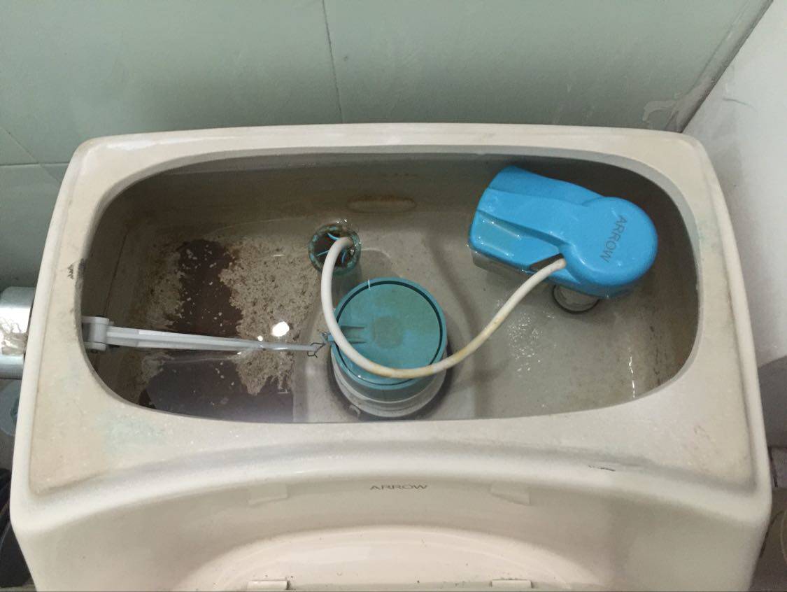 Old toilet water tank accessories inlet common arrow side button joint toilet toilet toilet flush tank drainage valve