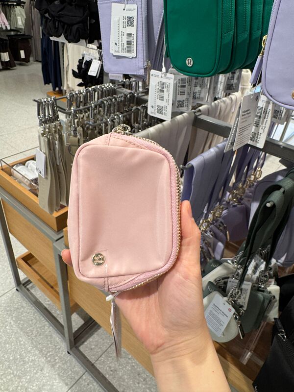 Australian Purchasing Agent for Lululemon's New Product Everywhere Belt Bag Nano