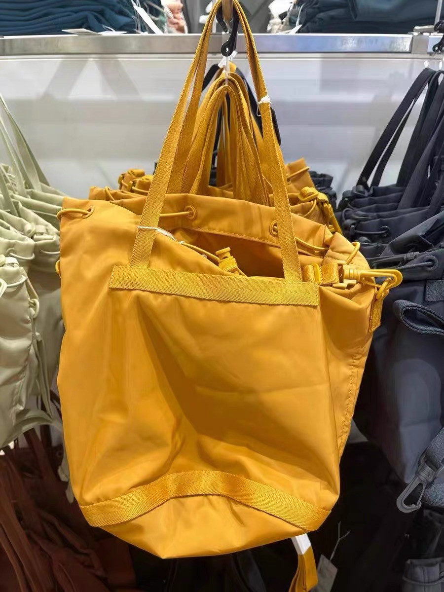 优衣库斜挎包：简约生活美学的时尚配饰